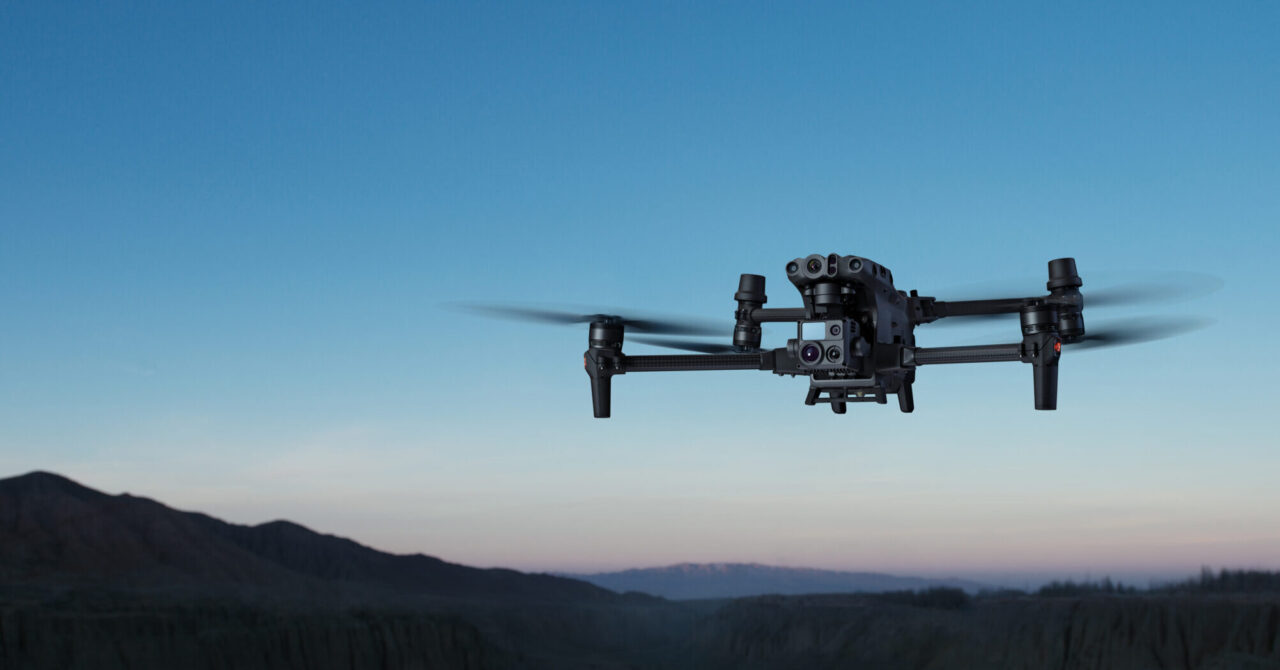 Квадрокоптер dji matrice 30t. DJI Matrix t 30. DJI Matrice 30t упаковка. DJI Matrice 30t пульт. DJI Matrice 30t тепловизор